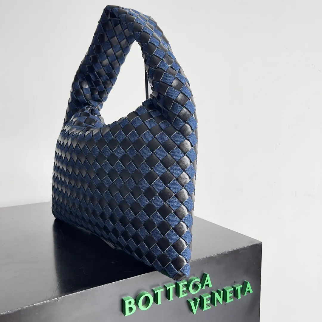 Batch 1860 BOTTEGA VENETA new women's small size Hop shoulder bag, denim & leather, two materials, the special edition Hop is super handsome, BV fans must not miss it. Made of two kinds of materials, the bag is soft and languid. Hop symbolizes innovation and eternal craftsmanship. The pyramid silhouette is both practical and fashionable, modern and casual, and the double-sided closure design of the bag is more convenient and safe! It can be carried by hand or on the shoulder to show multiple styles in different occasions, and it can be flexibly integrated into every moment, making it more refined and easy to use. Style number: 789028 Size: 41*20.5*7.5cm